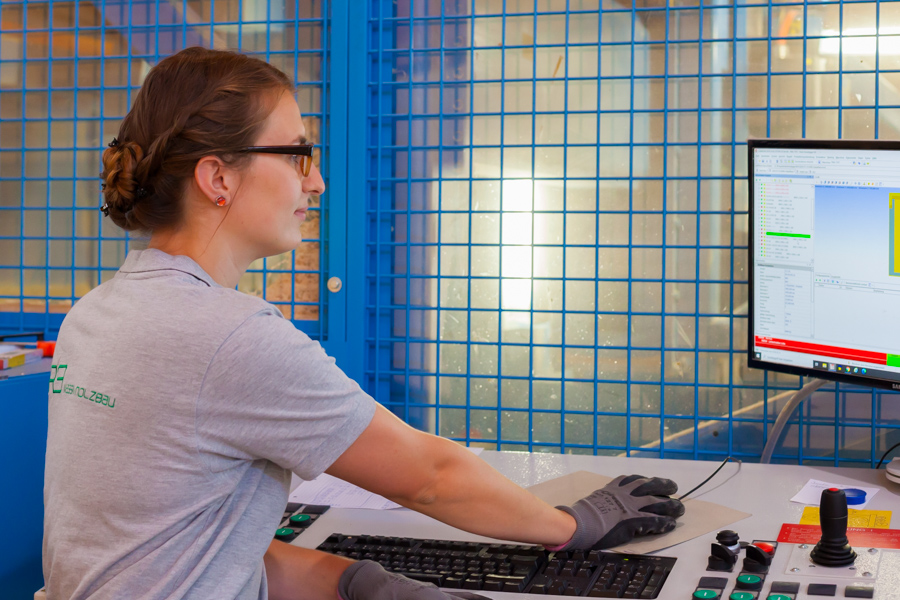 Mitarbeiter an Maschine, R3 Massivholzbau GmbH, Produktionsstätte