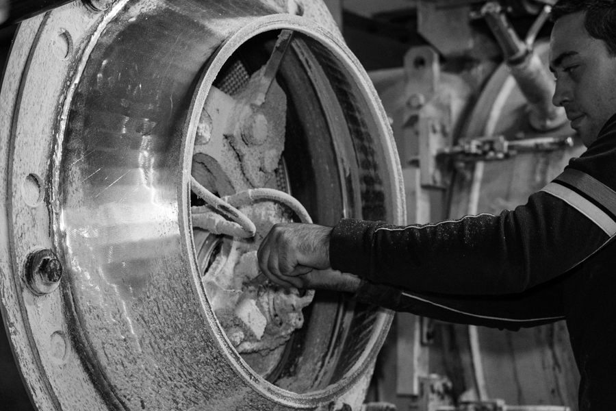 Mitarbeiter bei der Pelletherstellung, Pelletwerk, Maschine