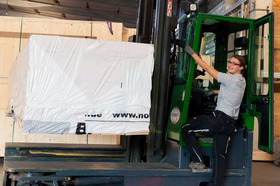 Stapler, Gabelstapler, Frau fährt Stapler