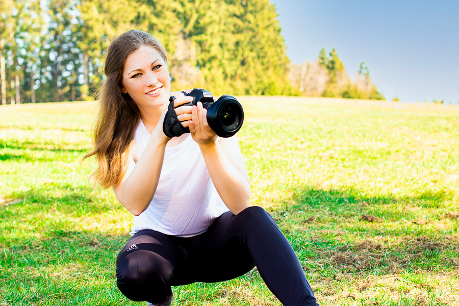 Fotografin beim Fotografieren, Beschriftung Fotograf, Handwerkerfotografin, Businessfotograf Allgäu