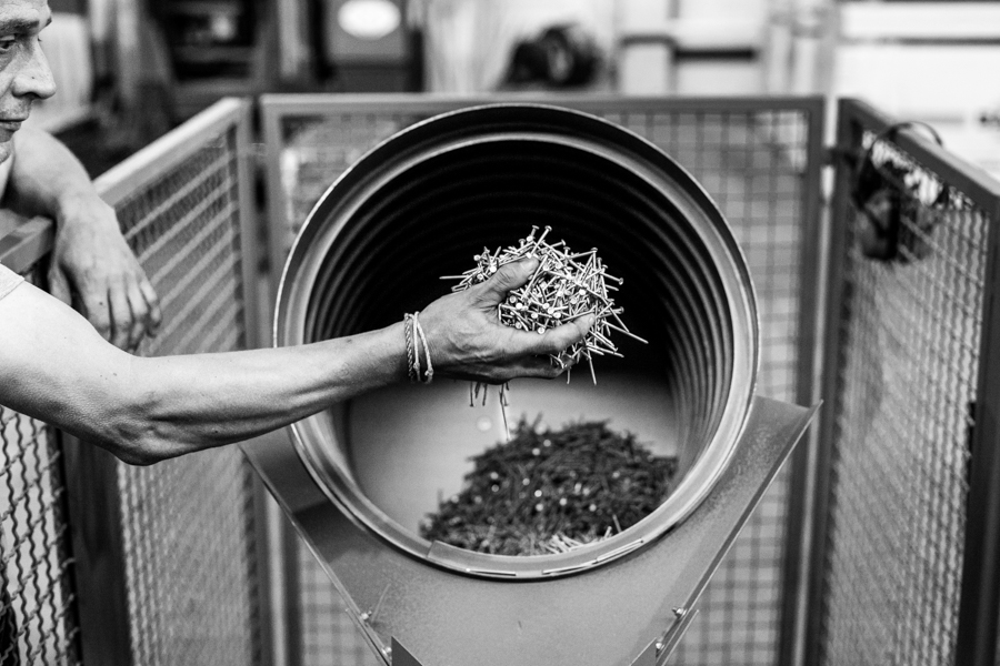 Mitarbeiter befüllt Nagelautomat