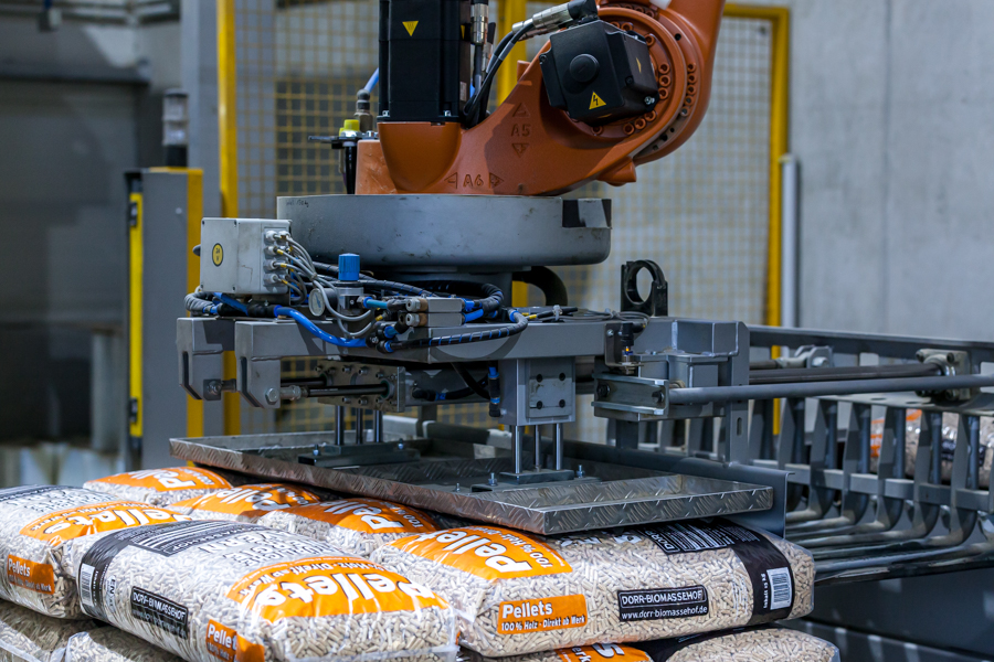 KUKA Roboter verpackt Pelletsackware