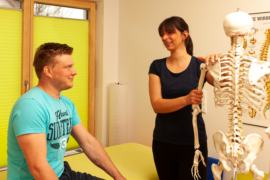 Physiotherapeutin mit Patient